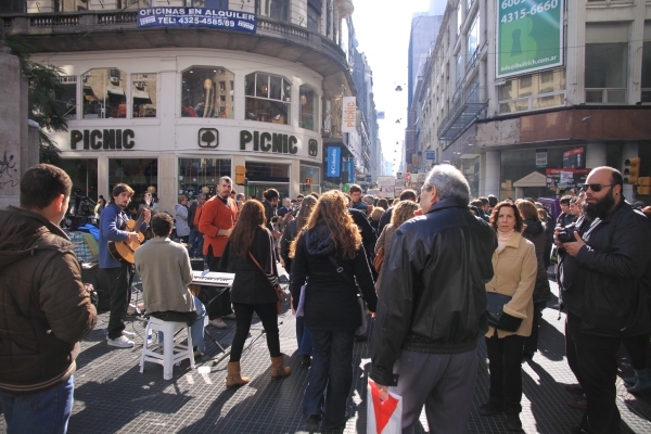 Hustle and bustle in the centre, including a jazz band playing to the crowd  | © lwephoto.com