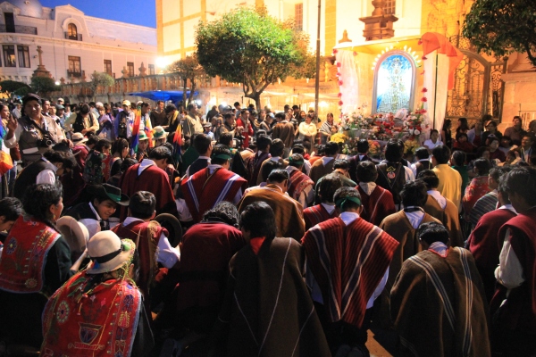 Praying in front of the Virgin Mary (Virgen de Guadalupe) | © lwephoto.com